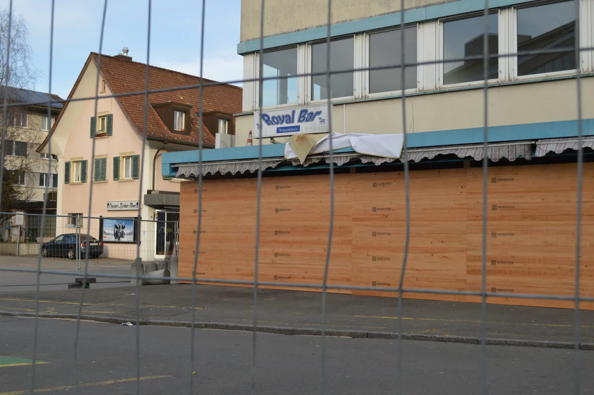 Die Royal Bar am Bahnhof Effretikon ist mit Holzbrettern verschlossen.